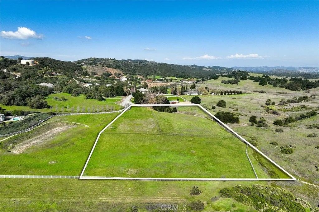 Photo of 8 Oak Trail Ct, Murrieta, CA 92562 (MLS # SW26030537)