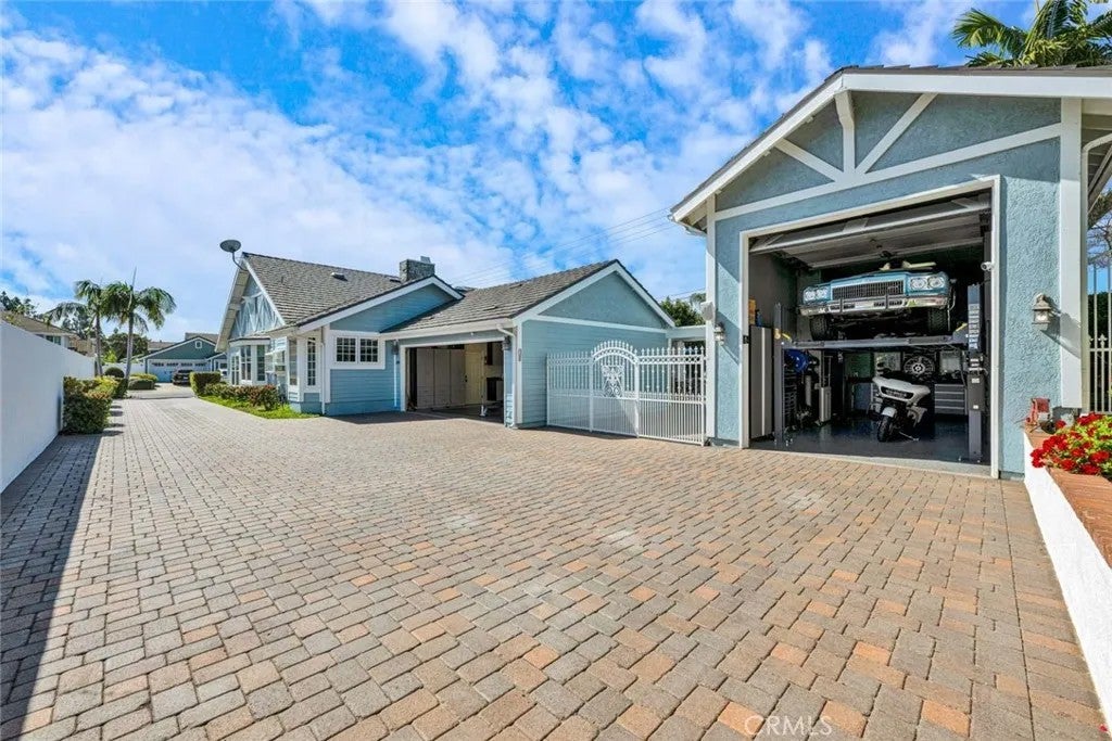 17525 Sunwest Circle