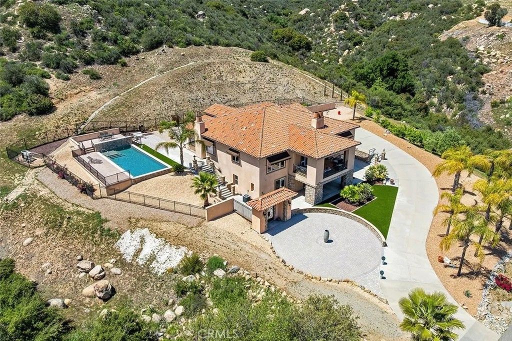 Photo of 36505 Calle De Lobo, Murrieta, CA 92562 (MLS # SW26044325)