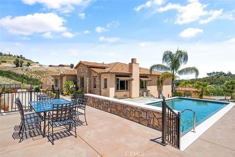 Photo of 36505 Calle De Lobo, Murrieta, CA 92562 (MLS # SW26044325)