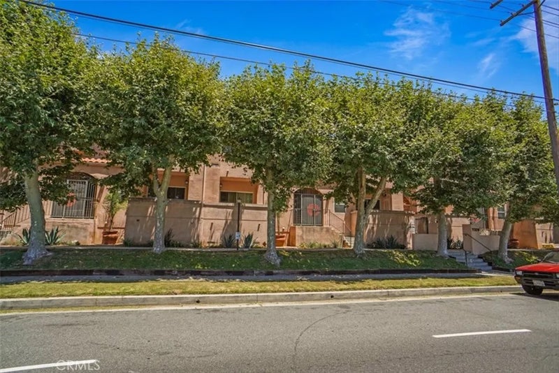 7320 Balboa Boulevard 205
