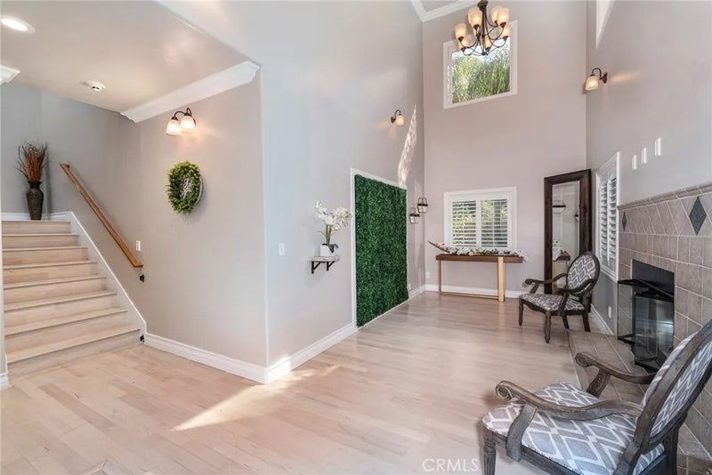 12102 S La Cienega