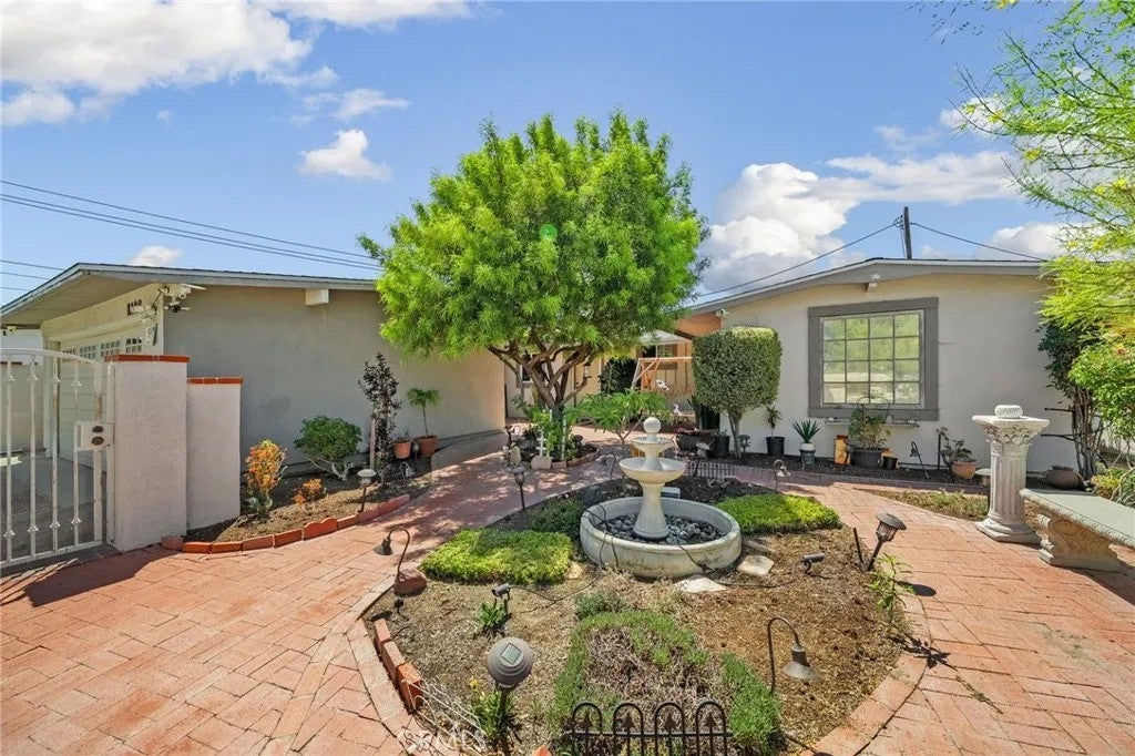1146 W Claredge