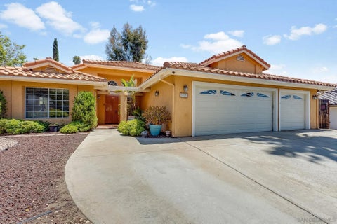 Photo of 2020 N Nutmeg ST, Escondido, CA 92026 (MLS # 260015900)