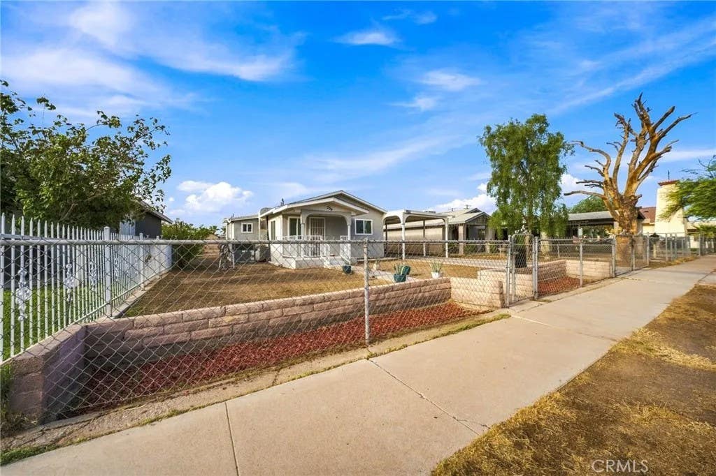 Photo of 219 E Brighton AVE, El Centro, CA 92243 (MLS # DW26176653)