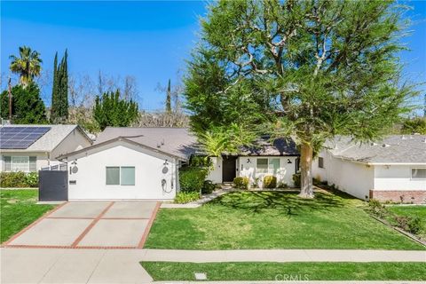 Photo of 24131 Kittridge St, West Hills, CA 91307 (MLS # SR26046597)