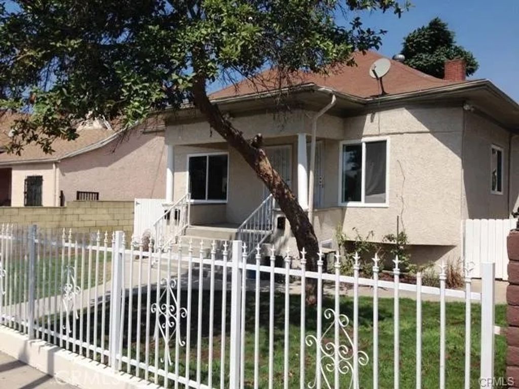 Photo of 1519 W 29th St, Los Angeles, CA 90007 (MLS # CV26071486)