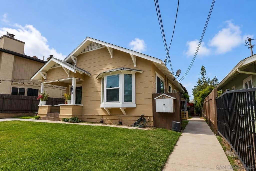 Photo of 390-392 Del Mar Ave, Chula Vista, CA 91910 (MLS # 260009969)