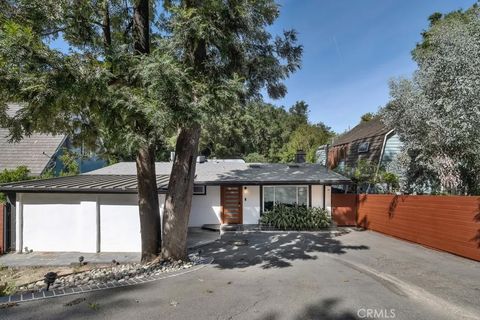 Photo of 4283 Morro Dr, Woodland Hills, CA 91364 (MLS # SR26058132)