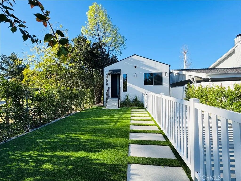 Photo of 16739 Pineridge, Granada Hills, CA 91344 (MLS # SR26033981)