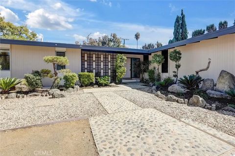 Photo of 7048 Vanscoy Ave, North Hollywood, CA 91605 (MLS # SR25235479)