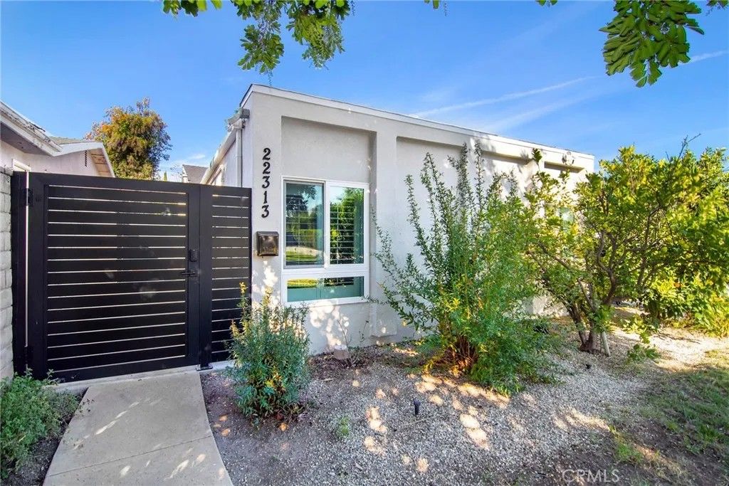 Photo of 22313 Mobile Street, Woodland Hills, CA 91303 (MLS # SR25268277)