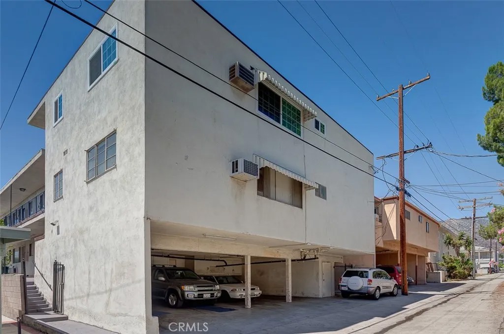 1052 Elm Avenue