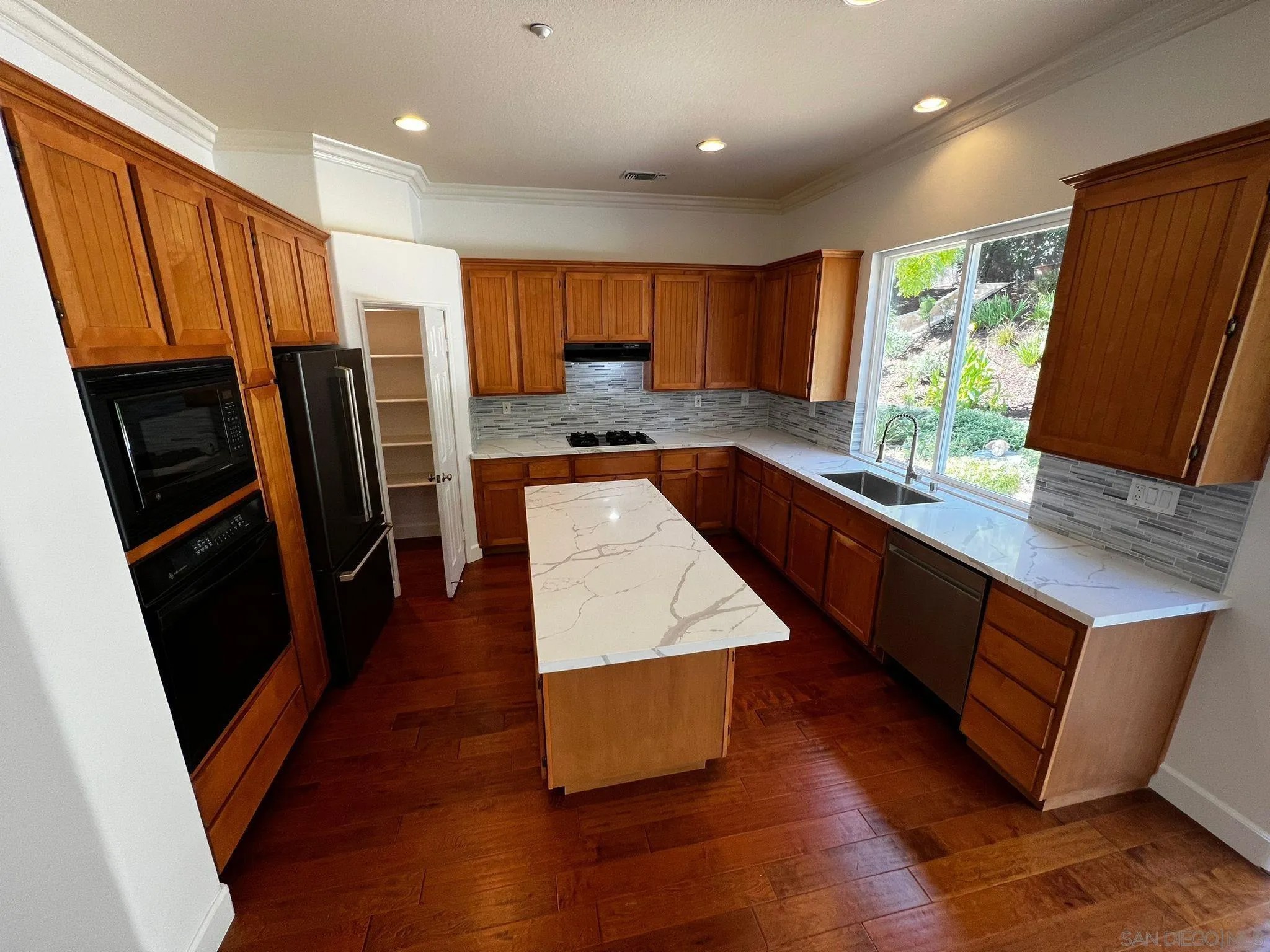 1090 Alexandra Ln