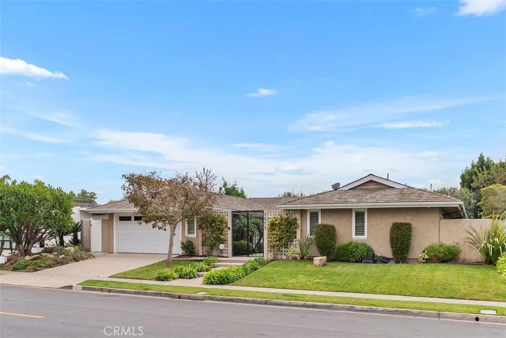 Photo of 1015 Nottingham Road, Newport Beach, CA 92660 (MLS # SW25280834)