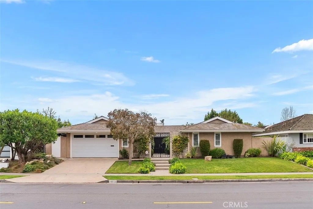 Photo of 1015 Nottingham Road, Newport Beach, CA 92660 (MLS # SW25280834)