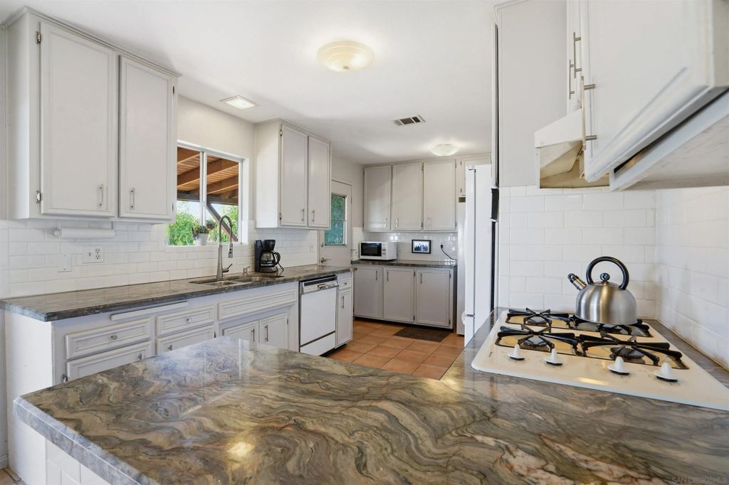 Photo of 2384 Glenn Rd, Fallbrook, CA 92028 (MLS # 260007568)