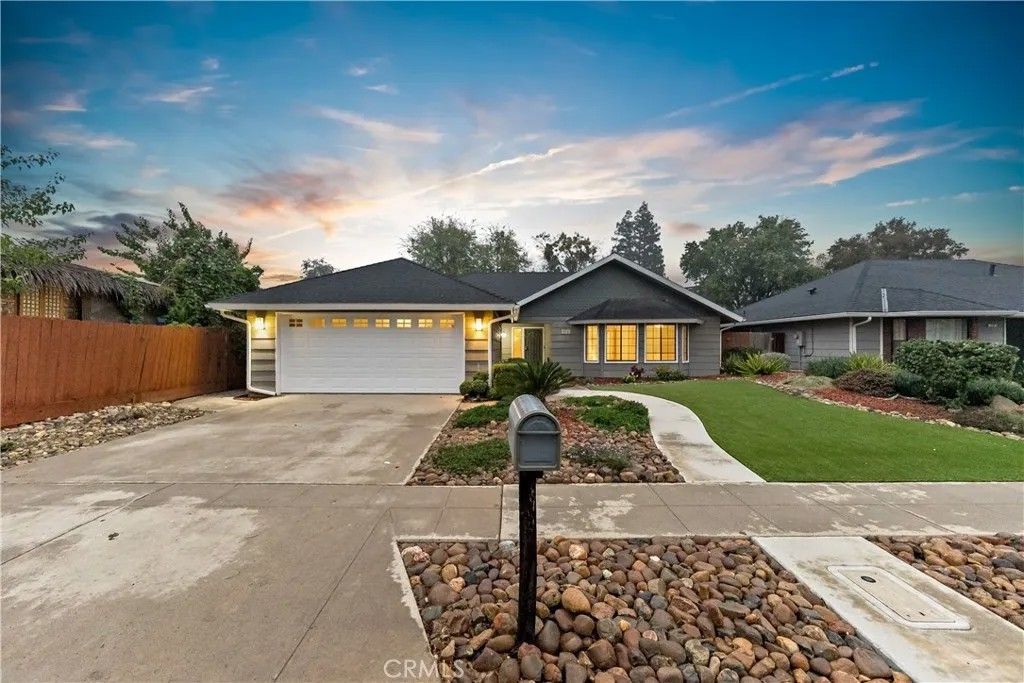 Photo of 304 E Omaha Avenue, Fresno, CA 93720 (MLS # FR25266386)