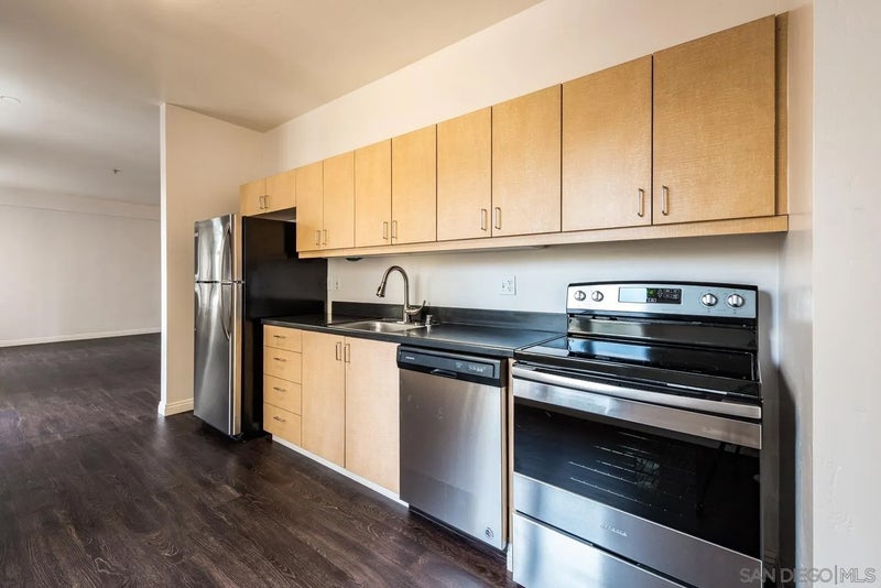 1041-47 6th Ave