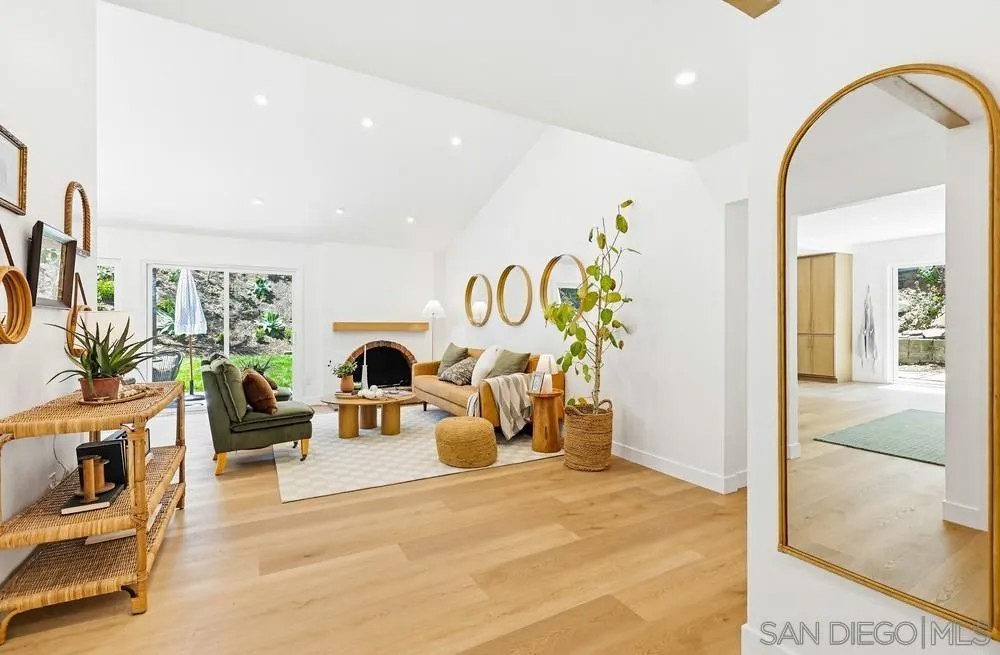 725 Santa Florencia