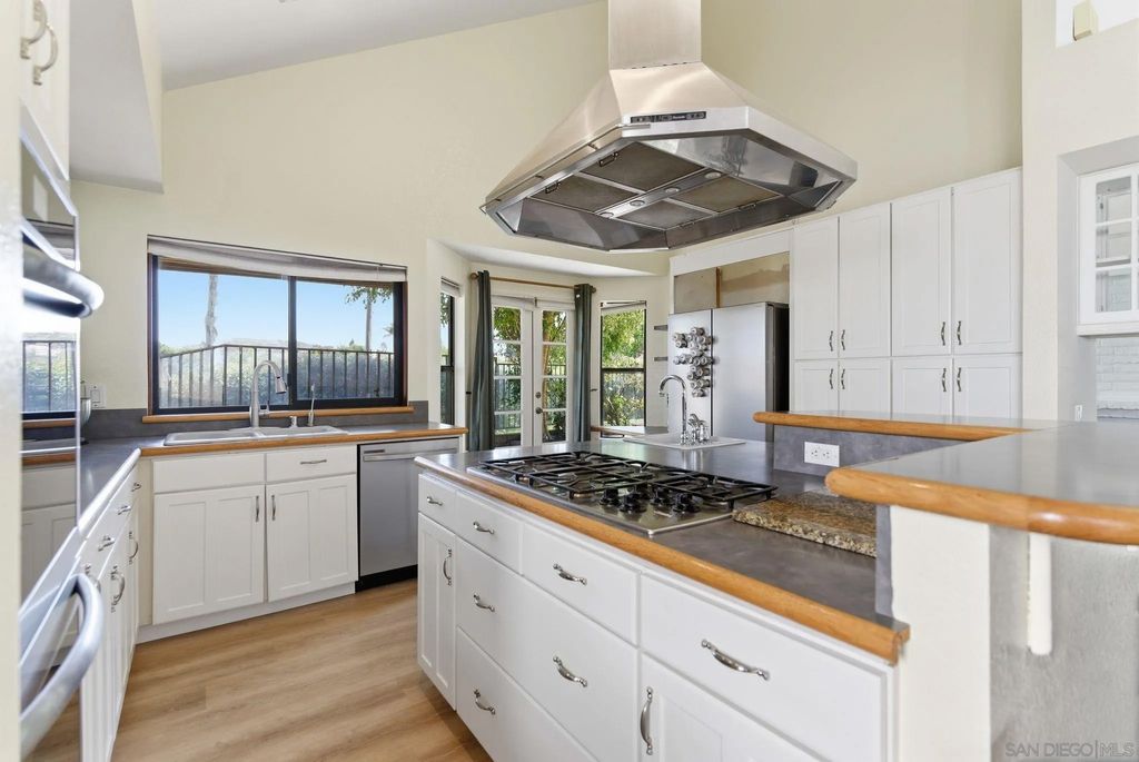 Photo of 1137 Brewley LN, Vista, CA 92081 (MLS # 260011562)