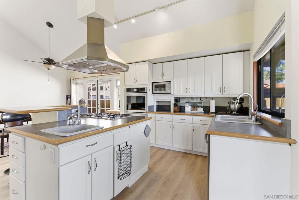 Photo of 1137 Brewley LN, Vista, CA 92081 (MLS # 260011562)