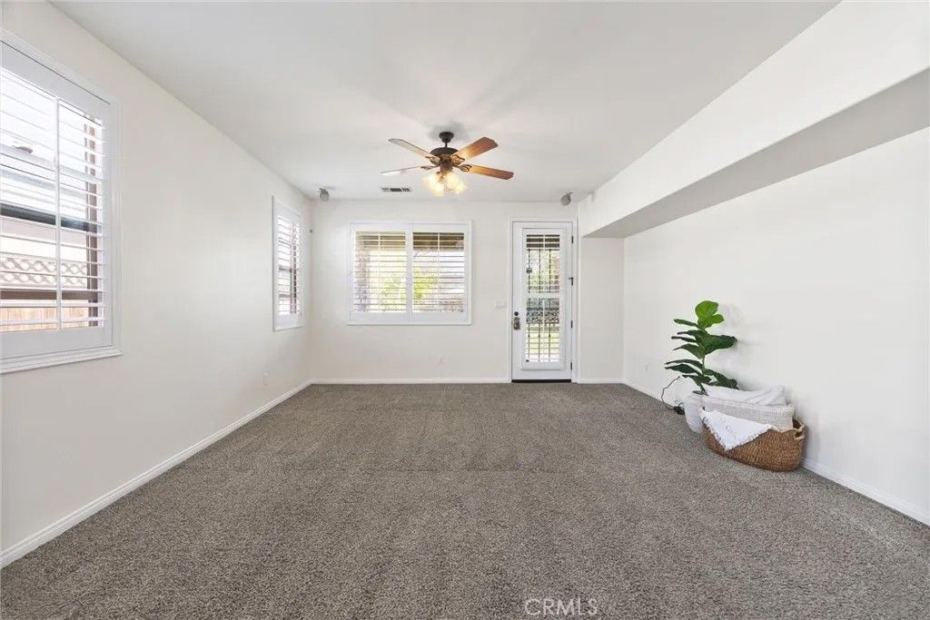 Photo of 420 Hollyhill Dr, Bakersfield, CA 93312 (MLS # SR26055379)