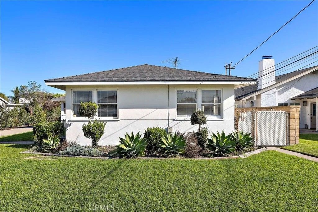 Photo of 364 East 18th Street, Costa Mesa, CA 92627 (MLS # NP26013824)