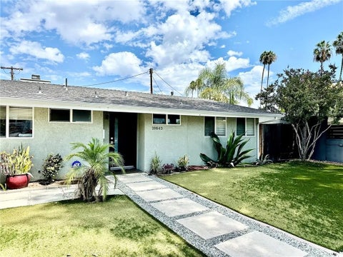 4 beds bed, 2 baths bath property at 19843 Delano, Woodland Hills, CA 91367