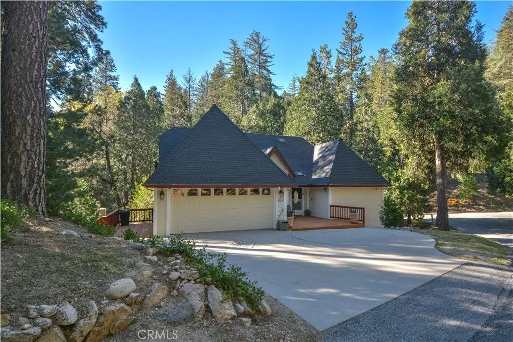 Photo of 145 Birchwood Dr, Lake Arrowhead, CA 92352 (MLS # CV26056687)