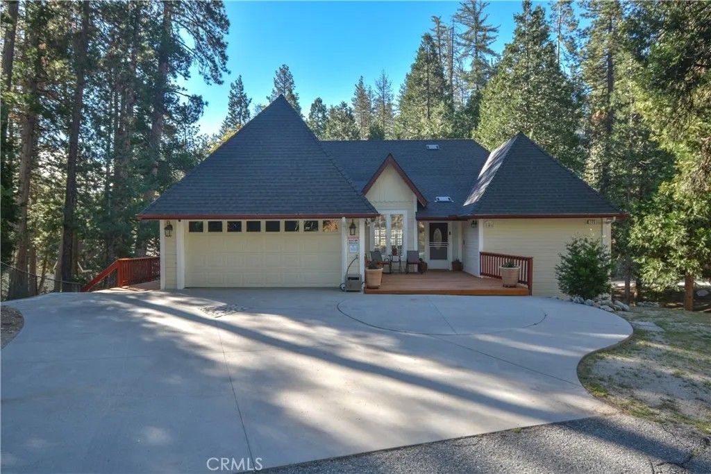 Photo of 145 Birchwood Dr, Lake Arrowhead, CA 92352 (MLS # CV26056687)