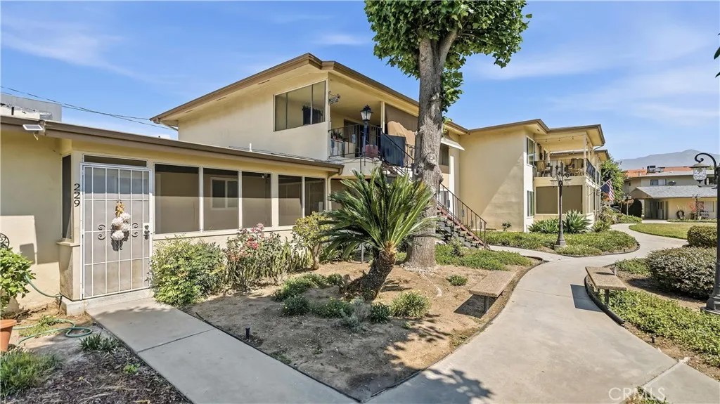 229 De Anza