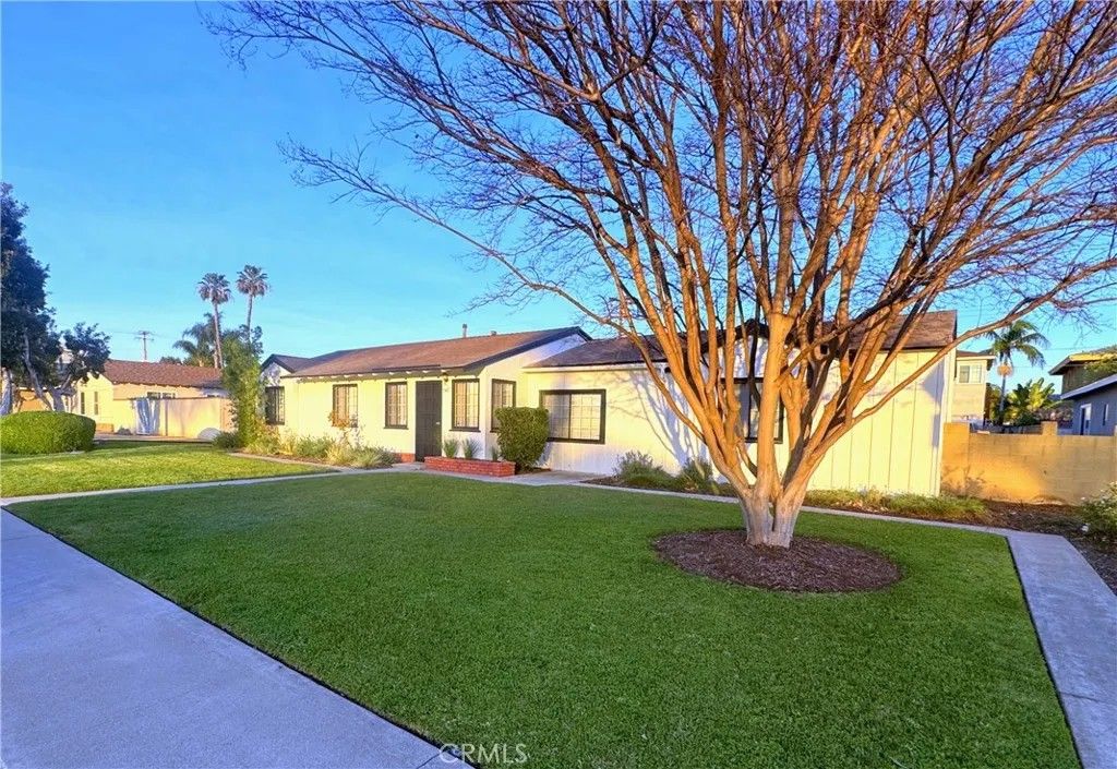Photo of 547 S Yorba Street, Orange, CA 92869 (MLS # CV26015867)