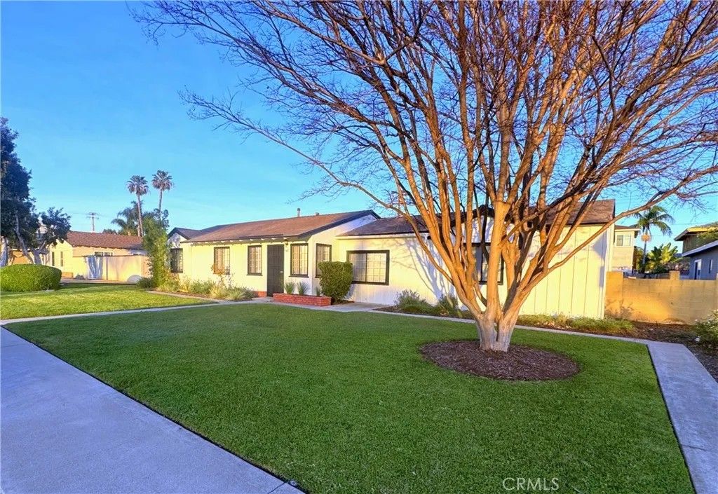 Photo of 547 S Yorba Street, Orange, CA 92869 (MLS # CV26015867)