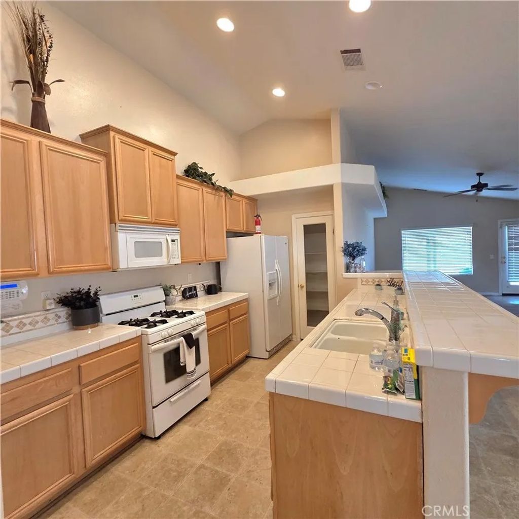 Photo of 13640 Summit View Street, Hesperia, CA 92344 (MLS # HD26035950)