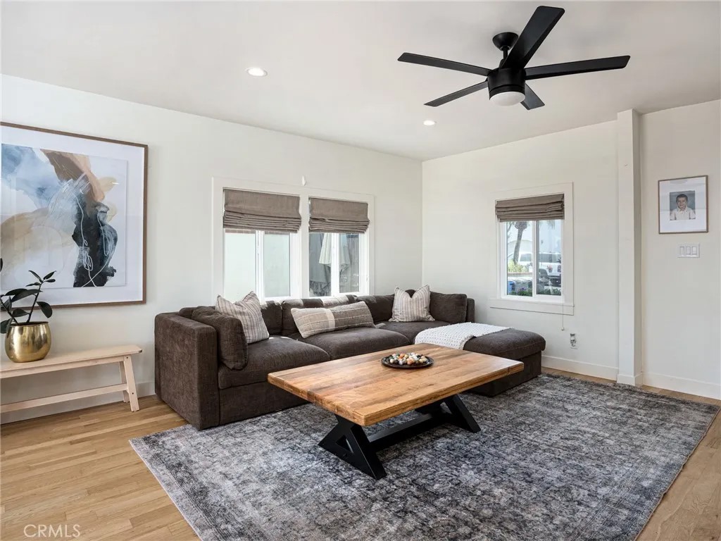 527 W Mariposa Avenue