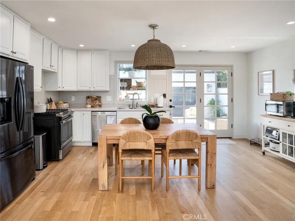 527 W Mariposa Avenue