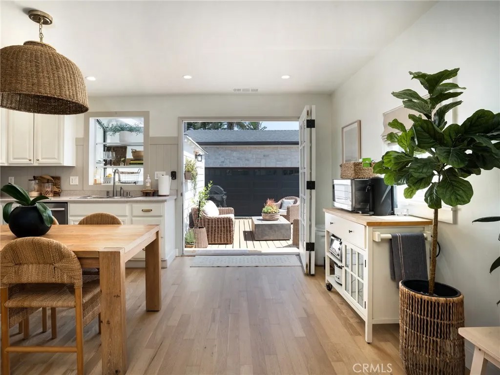 527 W Mariposa Avenue