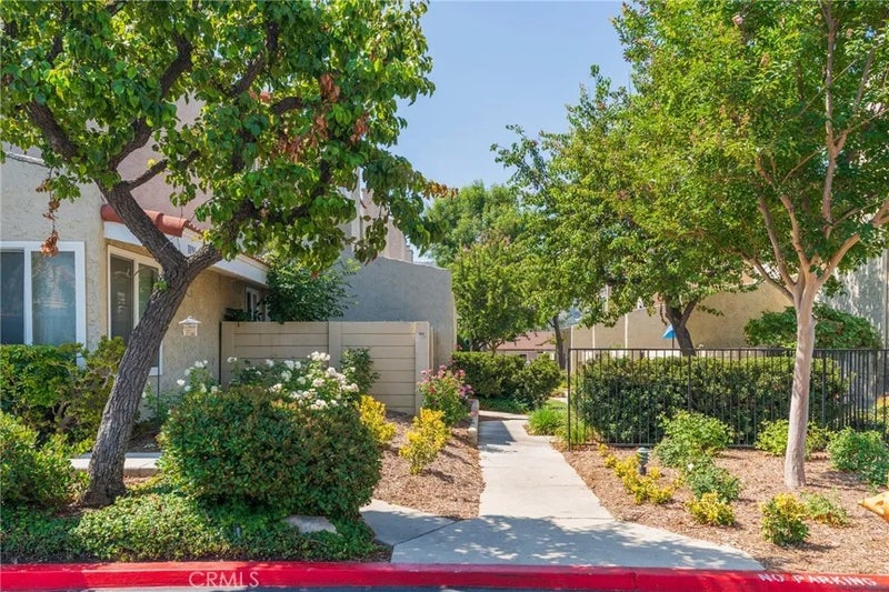 5694 E Los Angeles