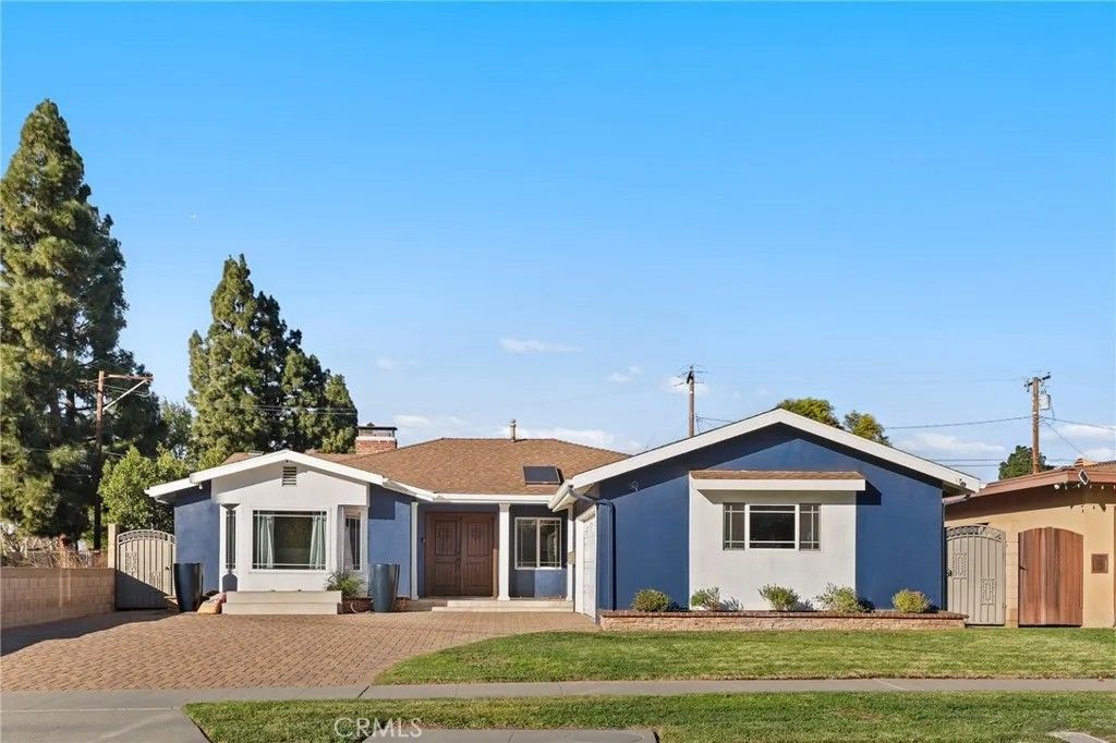 Photo of 1107 E Sycamore Ave, Orange, CA 92866 (MLS # OC25281794)