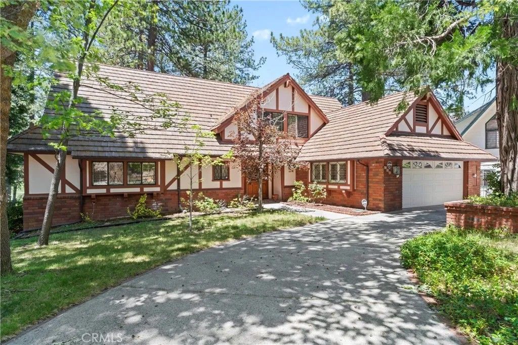 Photo of 524 Golf Course Road, Lake Arrowhead, CA 92352 (MLS # IG26096125)