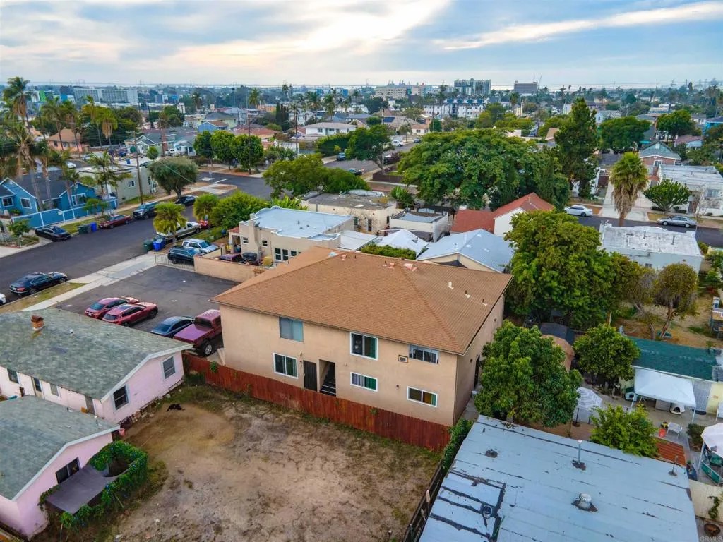 1121 E 6TH