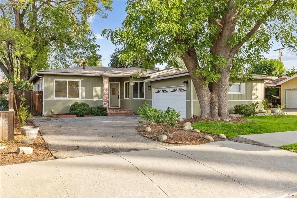 Photo of 5634 Ponce Avenue, Woodland Hills, CA 91367 (MLS # SR25275253)