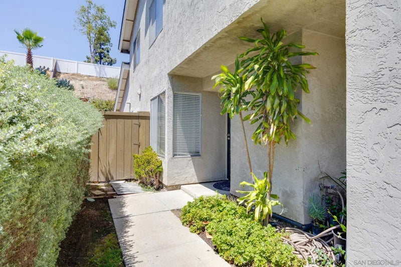 6986 Pembridge Lane