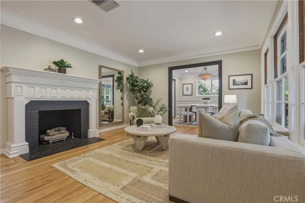Photo of 11592 Kling Street, Toluca Lake, CA 91602 (MLS # SR26086638)