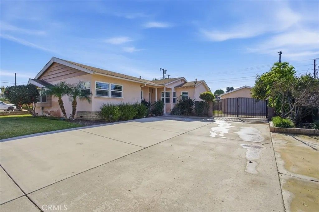 Photo of 128 W Ghent Street, Glendora, CA 91740 (MLS # GD26005224)