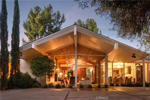 Photo of 2278 Arroyo Dr, Riverside, CA 92506 (MLS # IV26083316)