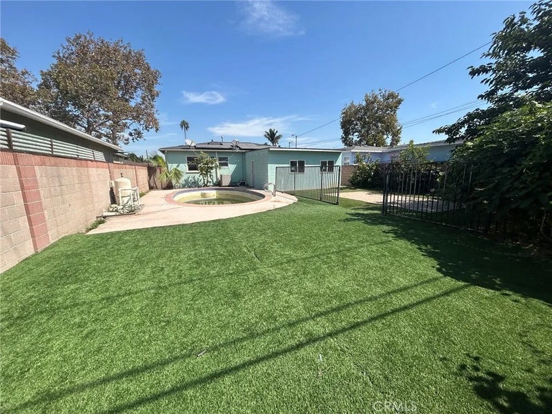 2736 E Jackson