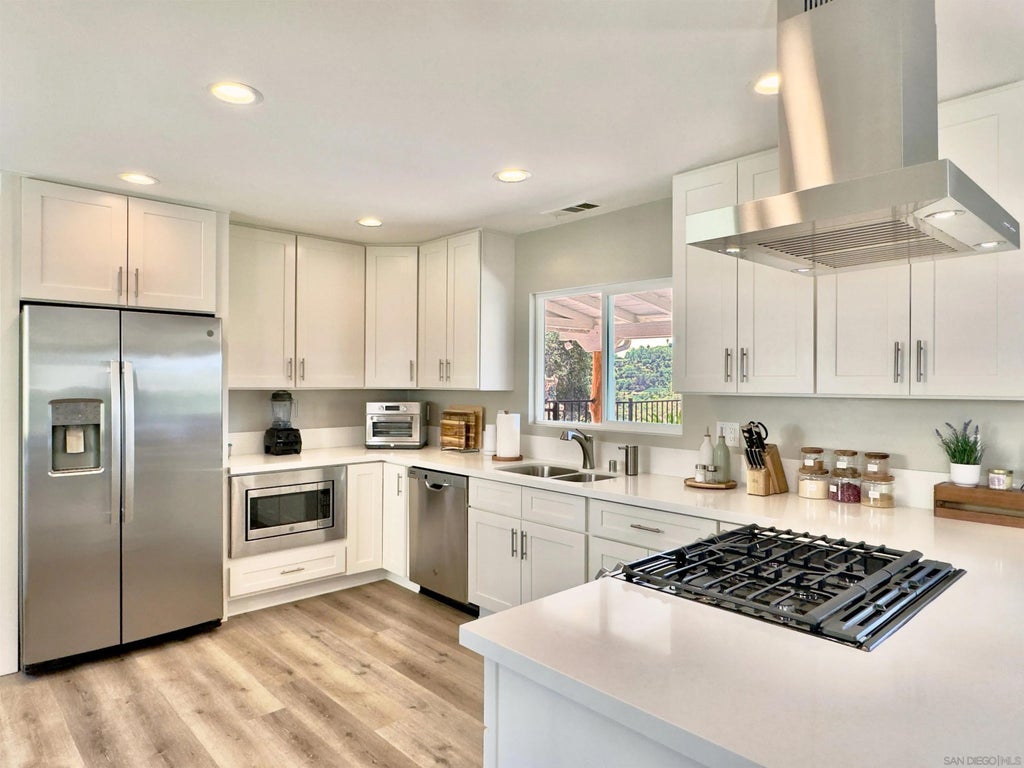 Photo of 1418 York Dr, Vista, CA 92084 (MLS # 260014280)