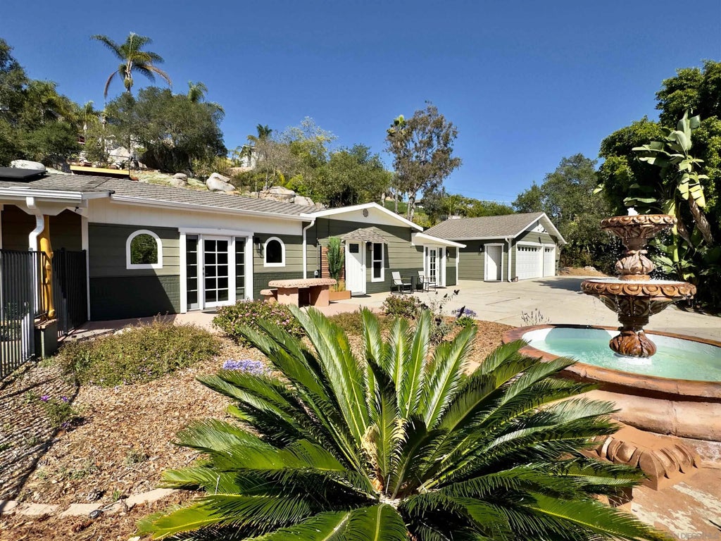 Photo of 1418 York Dr, Vista, CA 92084 (MLS # 260014280)
